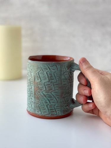 Mug with texture pattern in teal