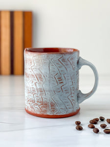 Mug with texture pattern in light turqouise